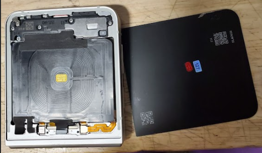 SAMSUNG Galaxy Z Flip 6 5G (256GB, 12GB) 6.7" Fully Unlocked *READ DESCRIPTION* (For Parts | Non-Functional, Crafted white)