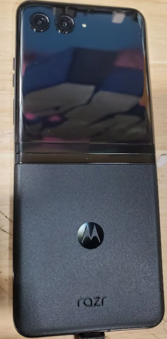 Moto Razr+ 5G 2023 (256 Go, 8 Go) 6,9" GSM débloqué US 5G / Global 4G LTE XT2321-5-PXBLACKSPOT (acceptable - remis à neuf, noir infini)